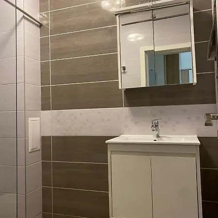 Brand New With Outdoor Swimming Pool דירה וארנה